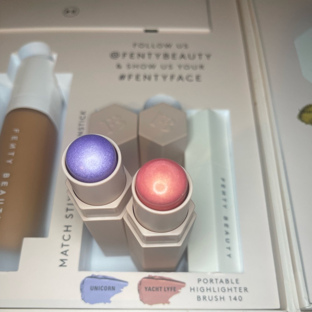 Fenty Beauty Makeup Vault ⭐️Host Pick⭐️ - Picture 7 of 8